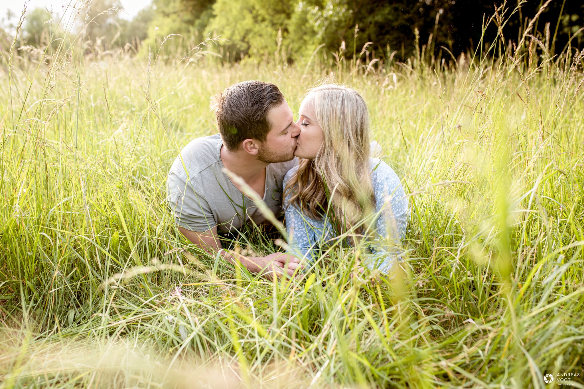 Paarfotoshooting - Pärchen liegt im Gras - Fotograf Andreas Vogt
