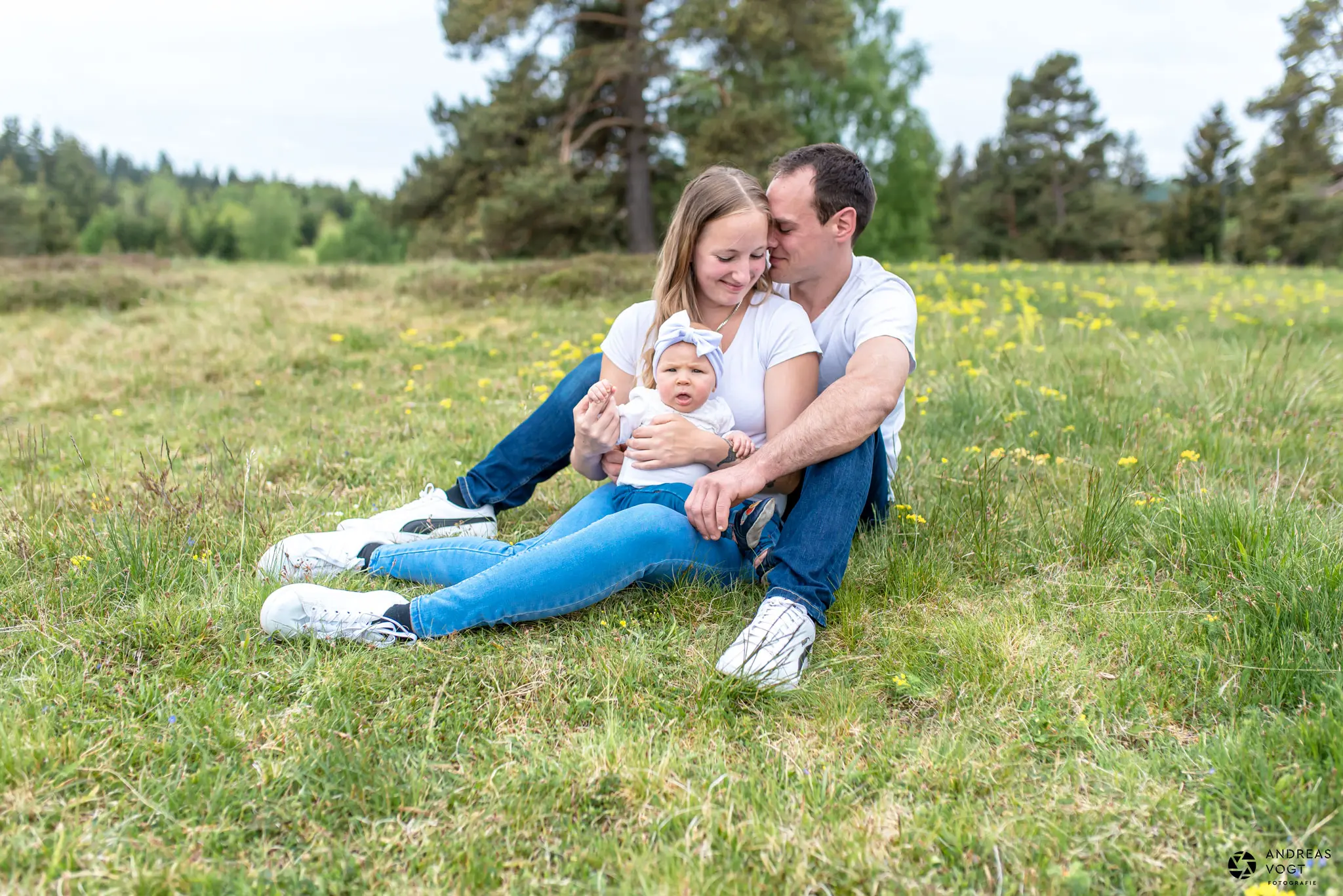 Familienfotos in der Wiese mit Baby - Fotograf Andreas Vogt aus Aalen