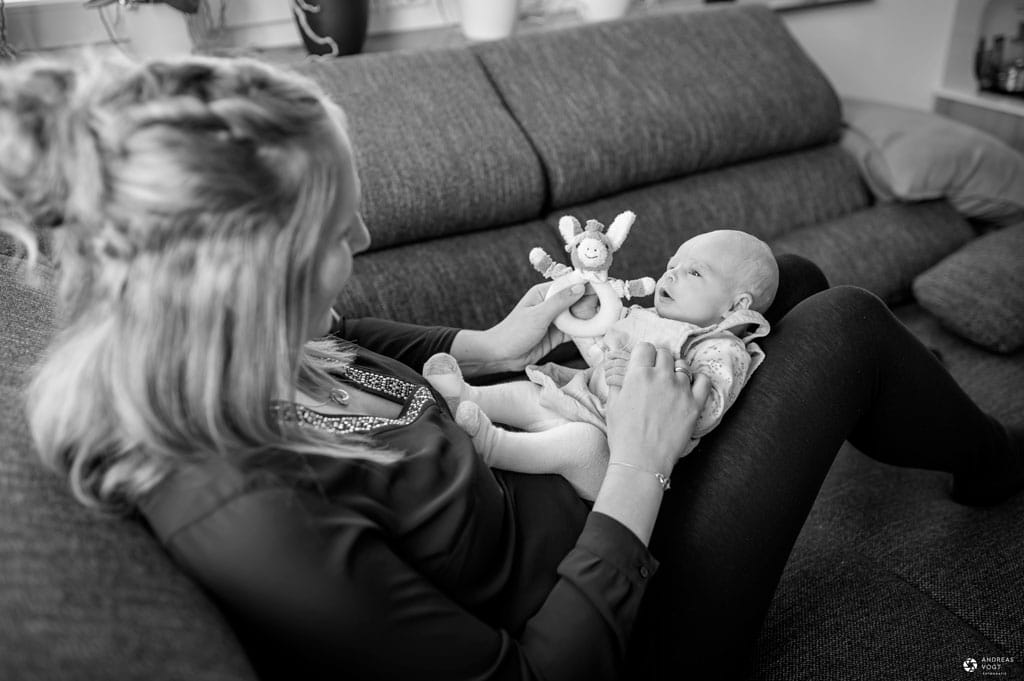 Mama mit Tochter auf dem Sofa - Familienfotos von Andreas Vogt Fotograf aus Aalen