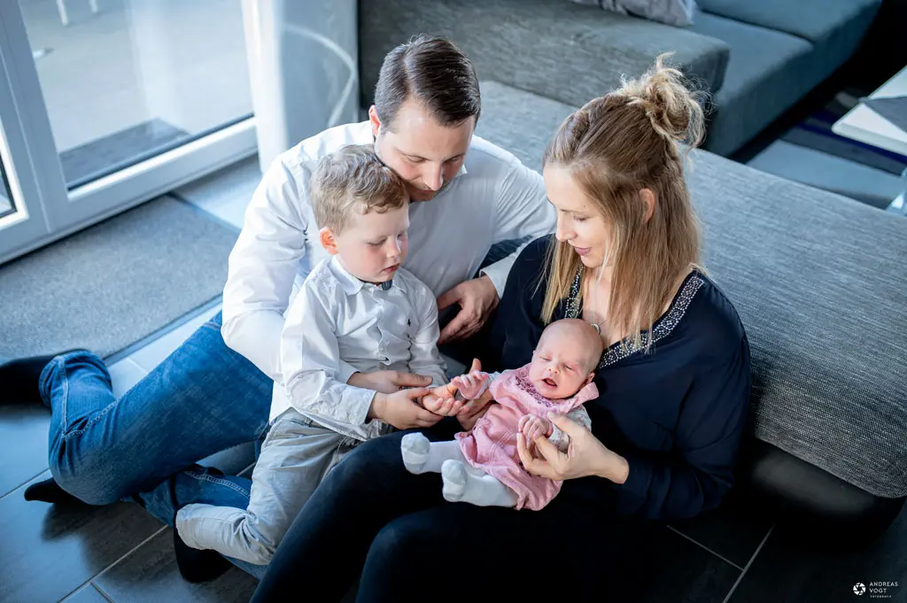 Jasmin mit Familie - Fotoshooting Zuhause mit Fotograf Andreas Vogt