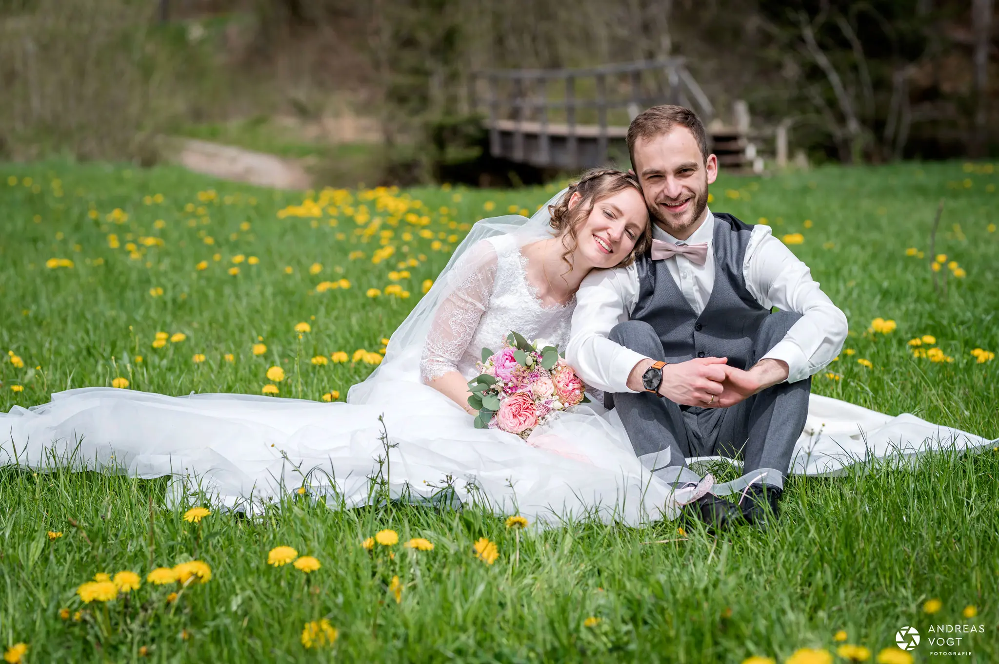 Brautpaarfotos in der Blumenwiese - Fotograf Andreas Vogt