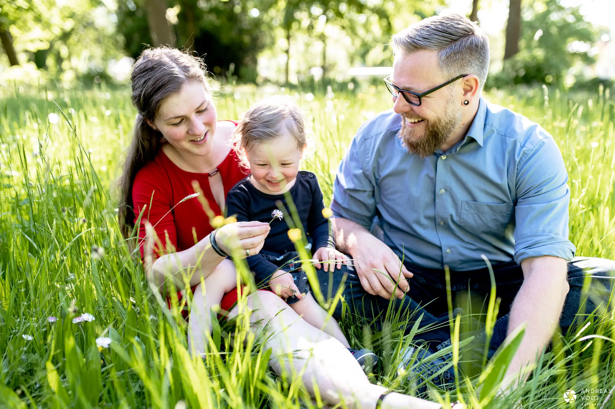 Simon mit Familie beim Familienfotoshooting mit Andreas Vogt - Fotograf aus Aalen