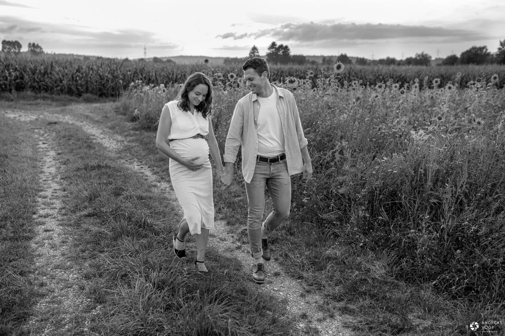 Babybauchfoto schwarz-weiß mit Partner - Fotograf Andreas Vogt aus Aalen