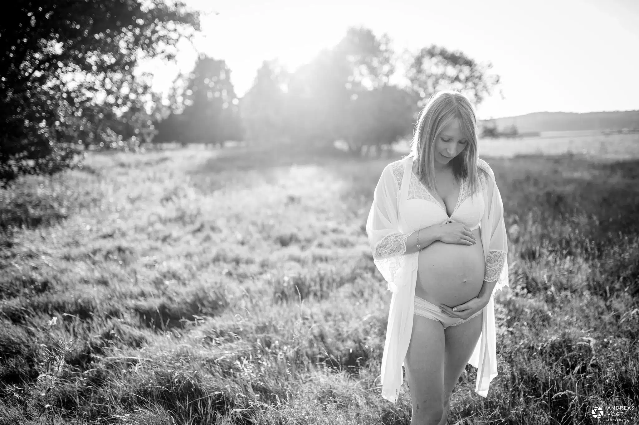 Schwarz-weiß Babybauchfoto in Unterwäsche - Fotograf Andreas Vogt aus Aalen