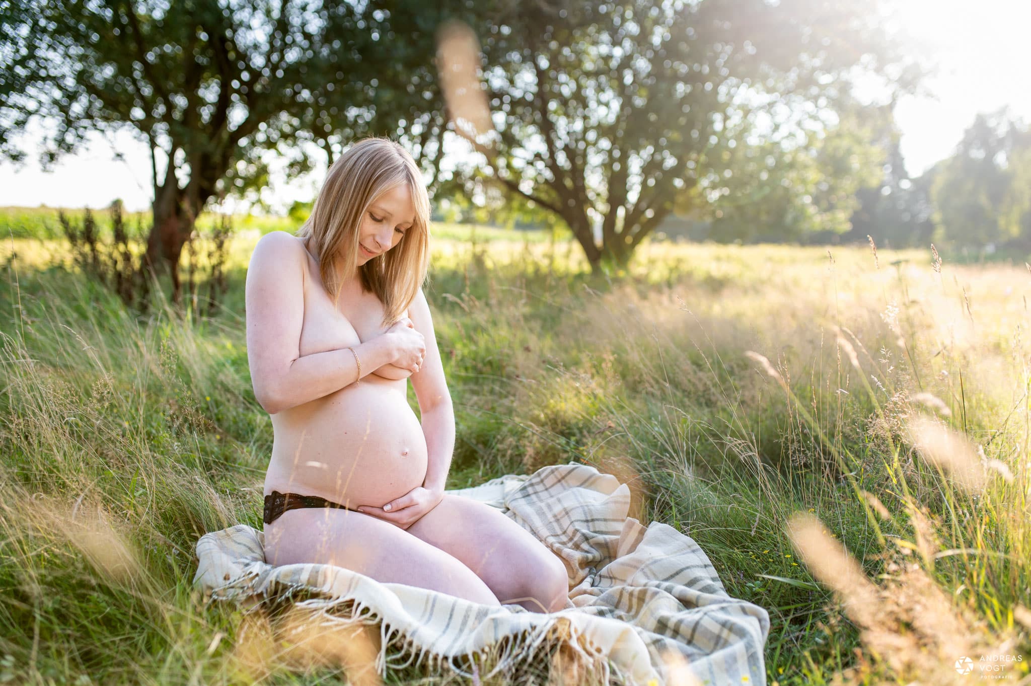 teilakt-babybauchfotos-sonnenuntergang-04-fotograf-andreas-vogt-aalen