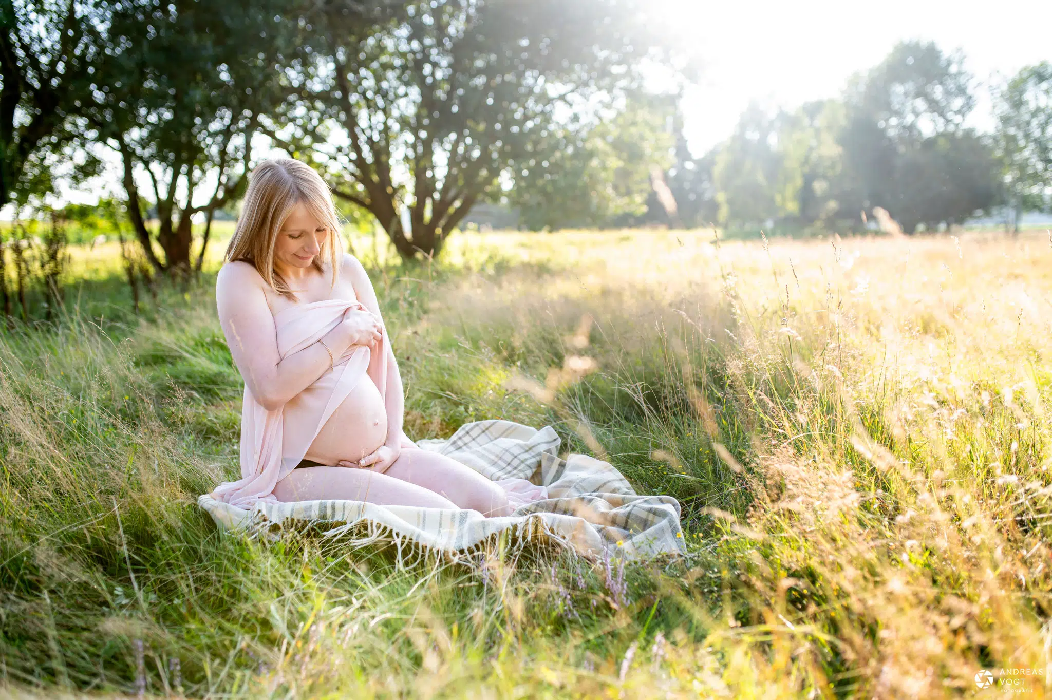 Babybauchfotos Teilakt in der Natur - Fotograf Andreas Vogt