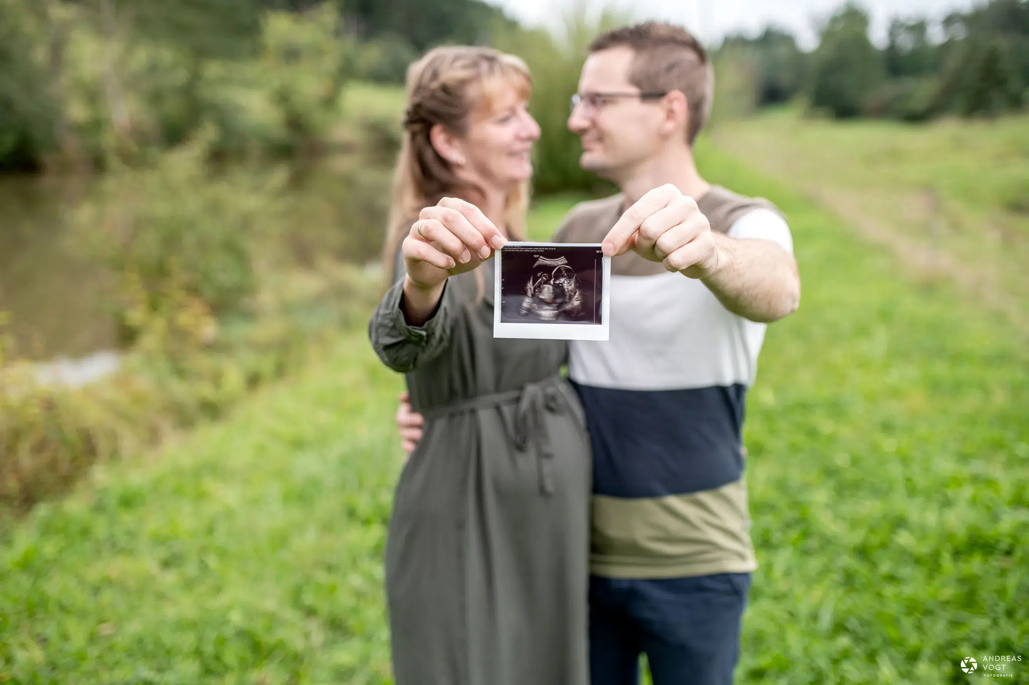 Babybauchfotos - Pärchen mit Ultraschallbild - Fotograf Andreas Vogt aus Aalen