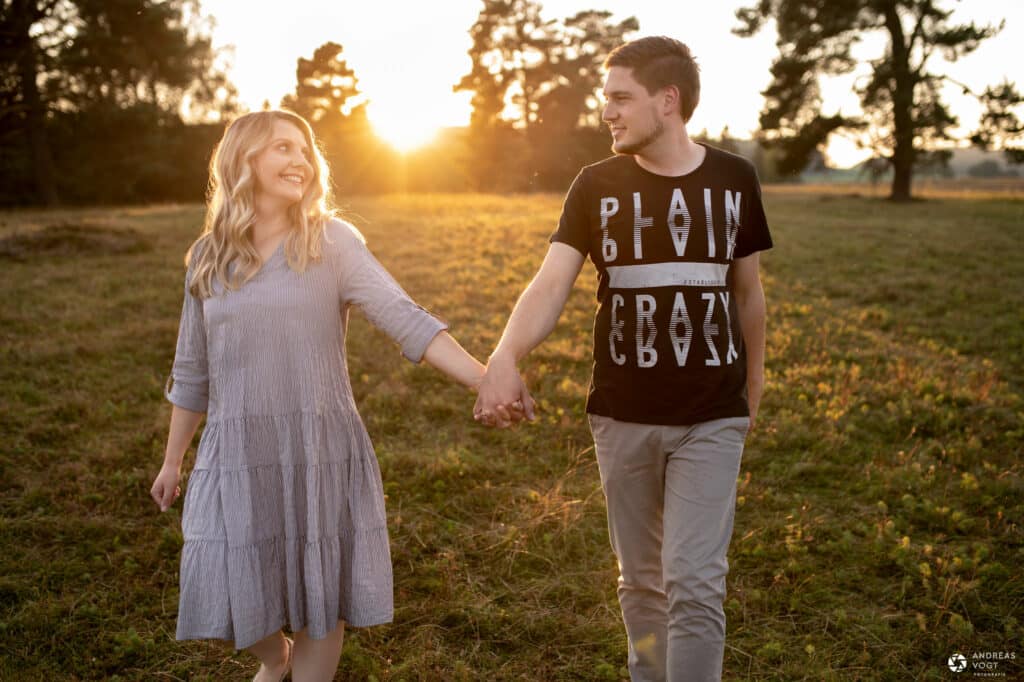 paarfotos-bei-sonnenuntergang-lena-und-markus-01-fotograf-andreas-vogt-aalen