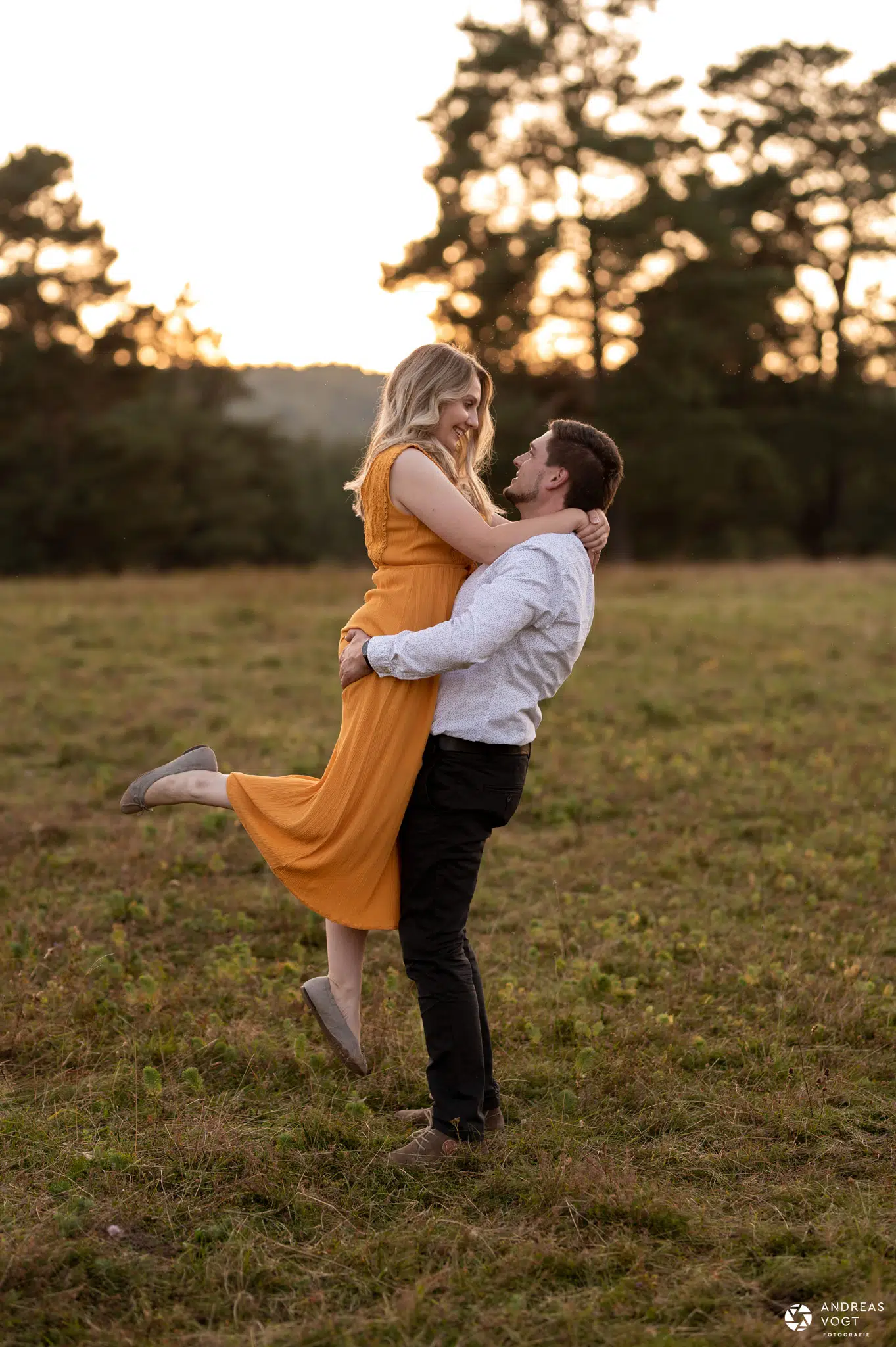 Romantische Paarfotos mit Lena und Markus in der Natur - Fotograf Andreas Vogt