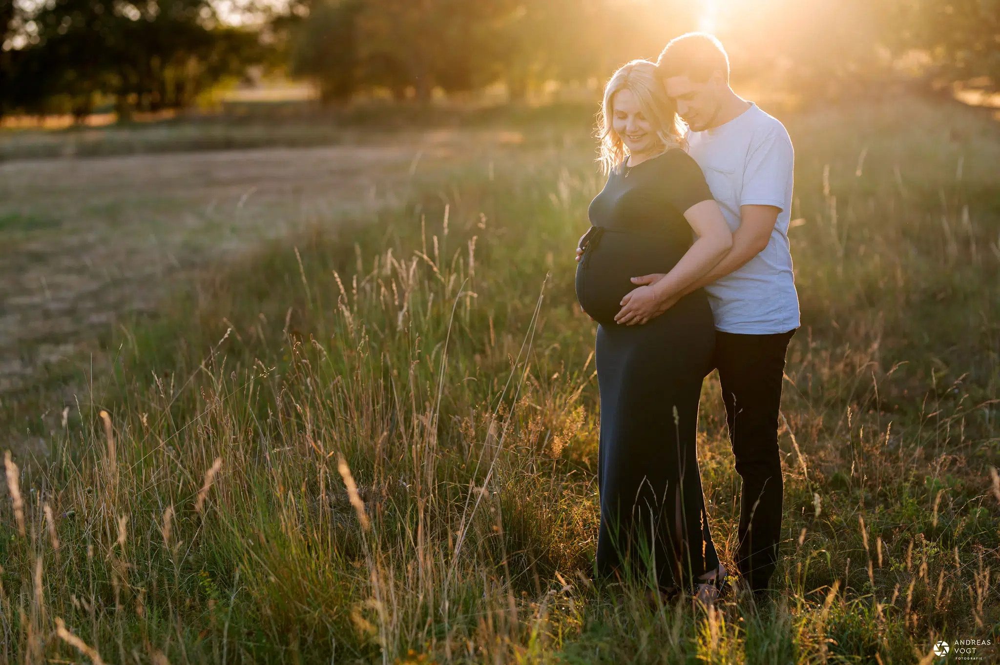 Babybauchfotos bei Sonnenuntergang im Sommer - Fotograf Andreas Vogt aus Aalen