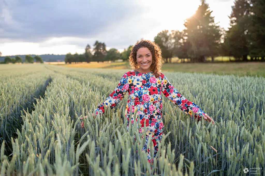 Im Kornfeld mit Andrea - Portraitfotoshooting Fotograf Andreas Vogt