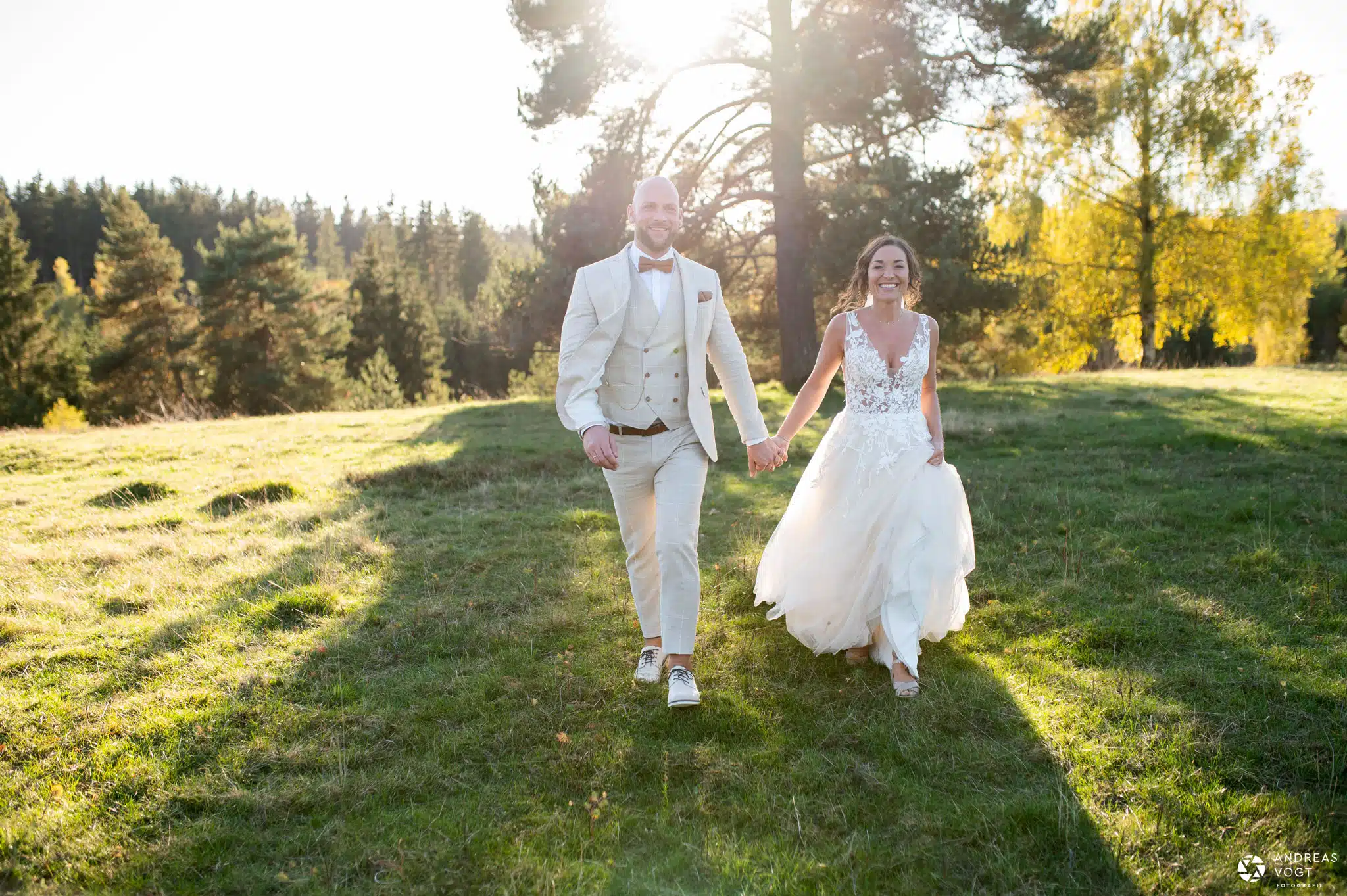 Rennendes Brautpaar beim After-Wedding Fotoshooting - Fotograf Andreas Vogt Aalen
