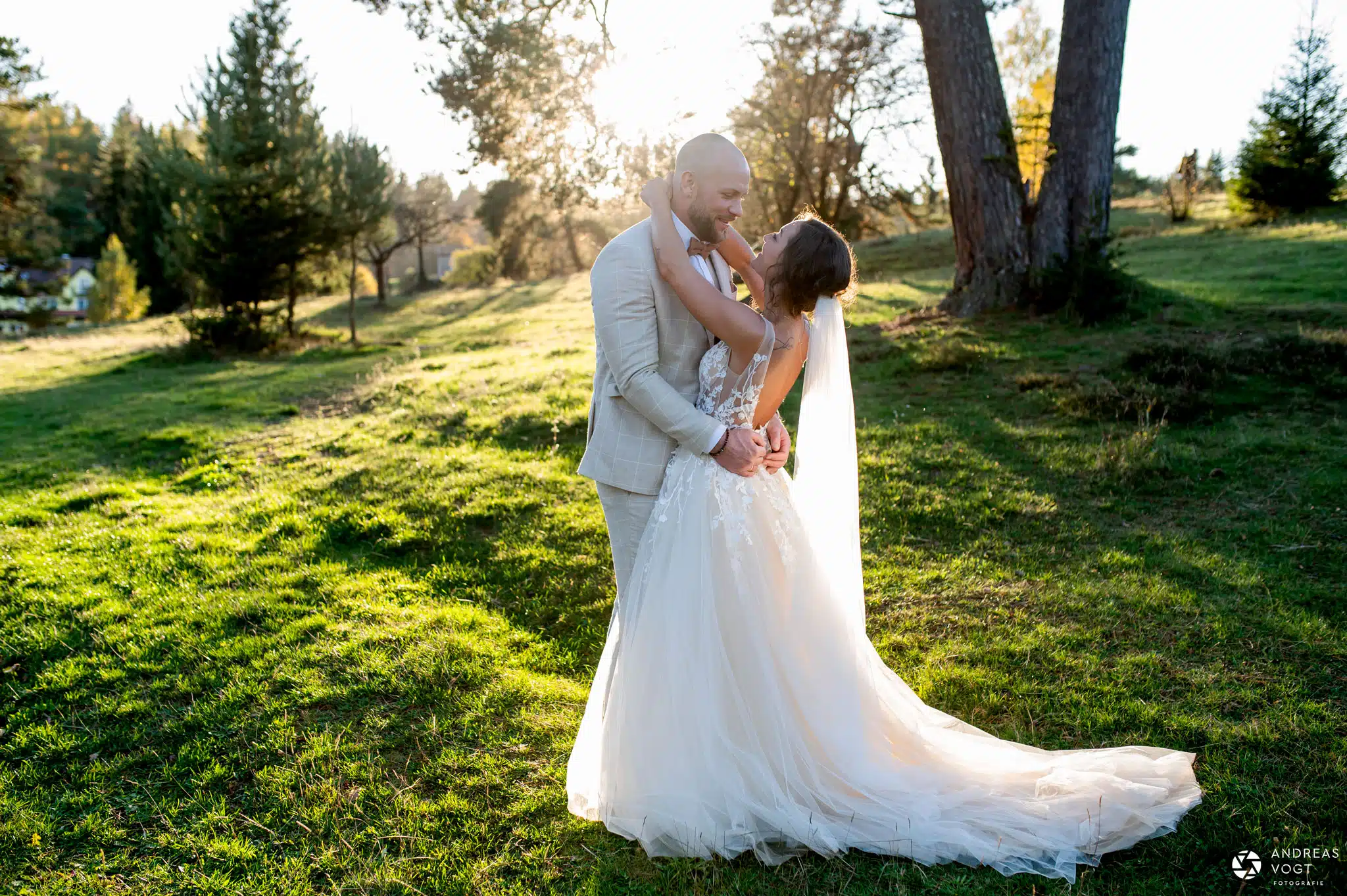 Hochzeitsfoto bei Sonnenuntergang mit Andrea und Michael - Fotograf Andreas Vogt aus Aalen