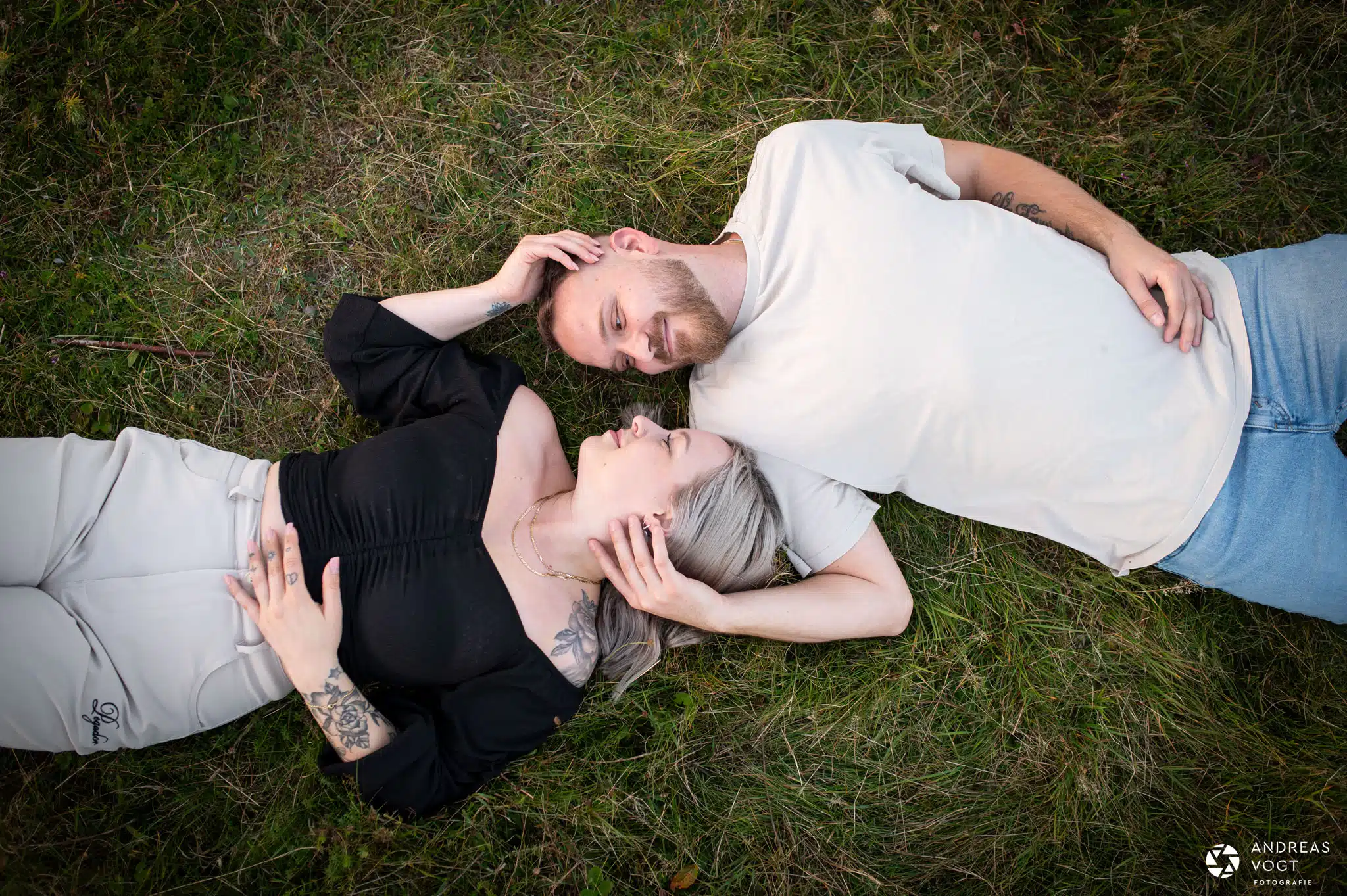 Pärchen liegt in der Wiese - Paarfotoshooting von Andreas Vogt aus Aalen