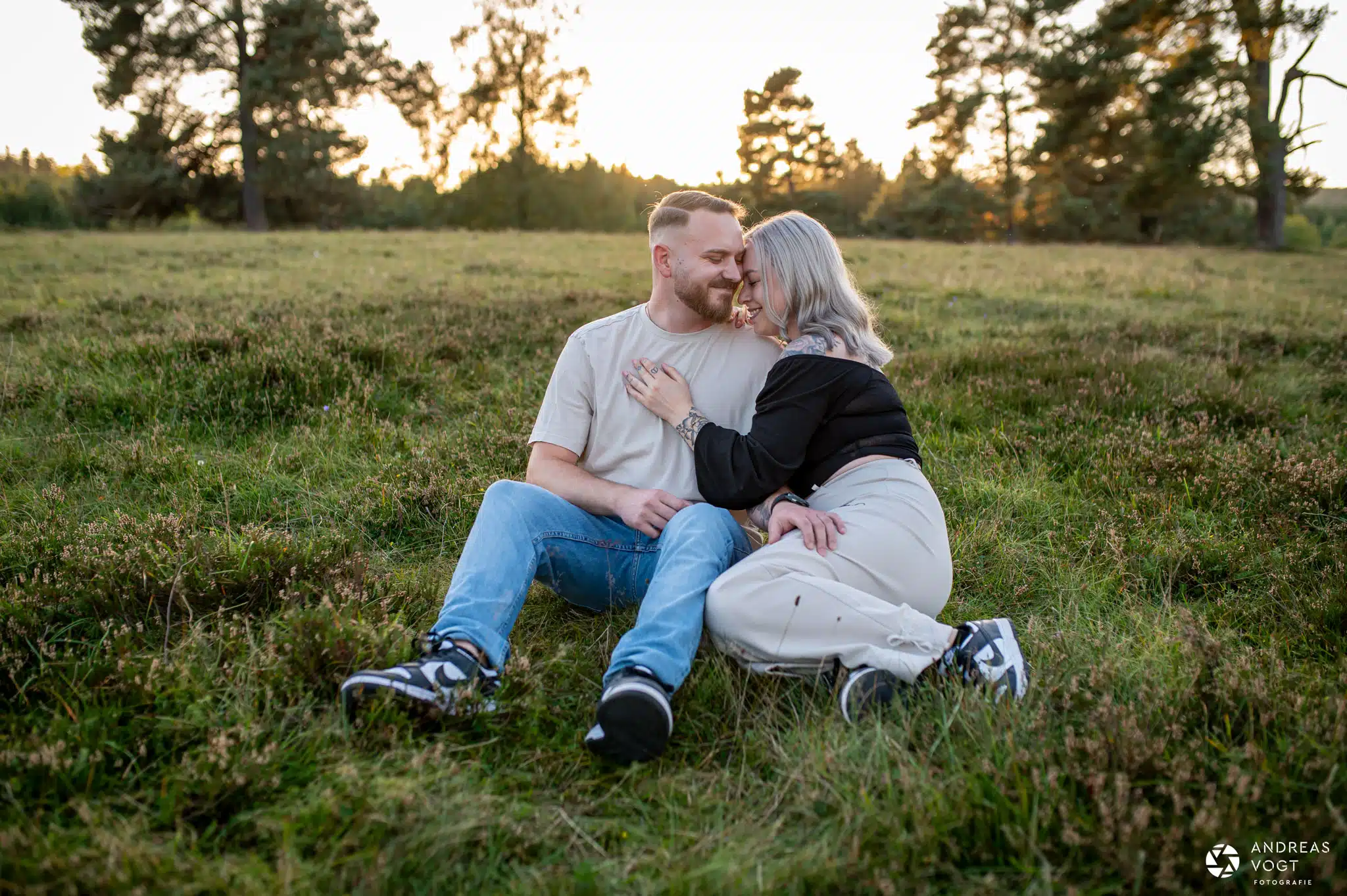 Paarfotos Svenja und Patrick bei Sonnenuntergang - Fotograf Andreas Vogt