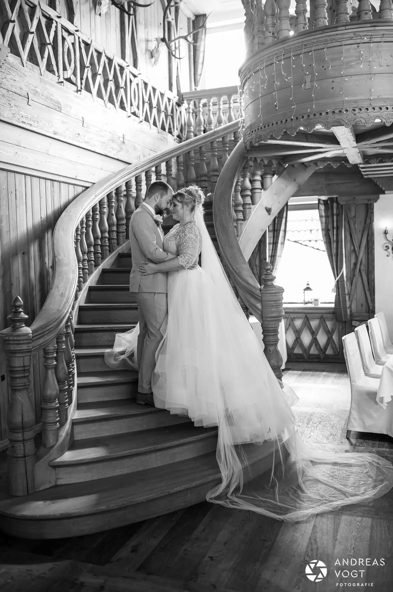 Brautpaarfoto in schwarz-weiß im Restaurant - Fotograf Andreas Vogt