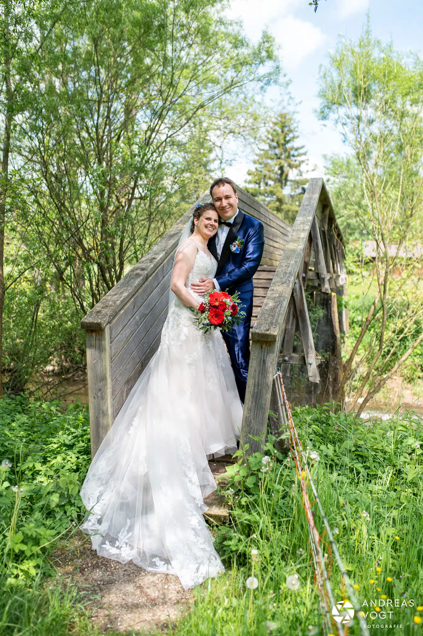 Marie und Gregor - Brautpaarfotos an einer Holzbrücke - Fotograf Andreas Vogt